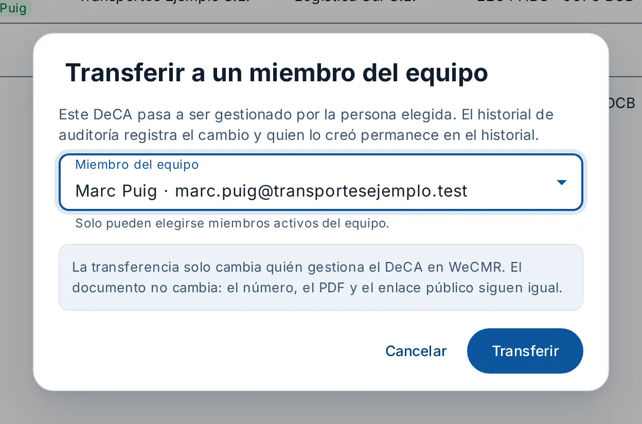 La ventana para transferir un DeCA a otra persona del equipo, con el miembro elegido y el aviso de que el número, el PDF y el enlace no cambian.